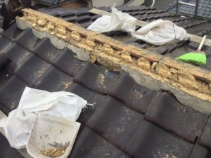 屋根補修。
