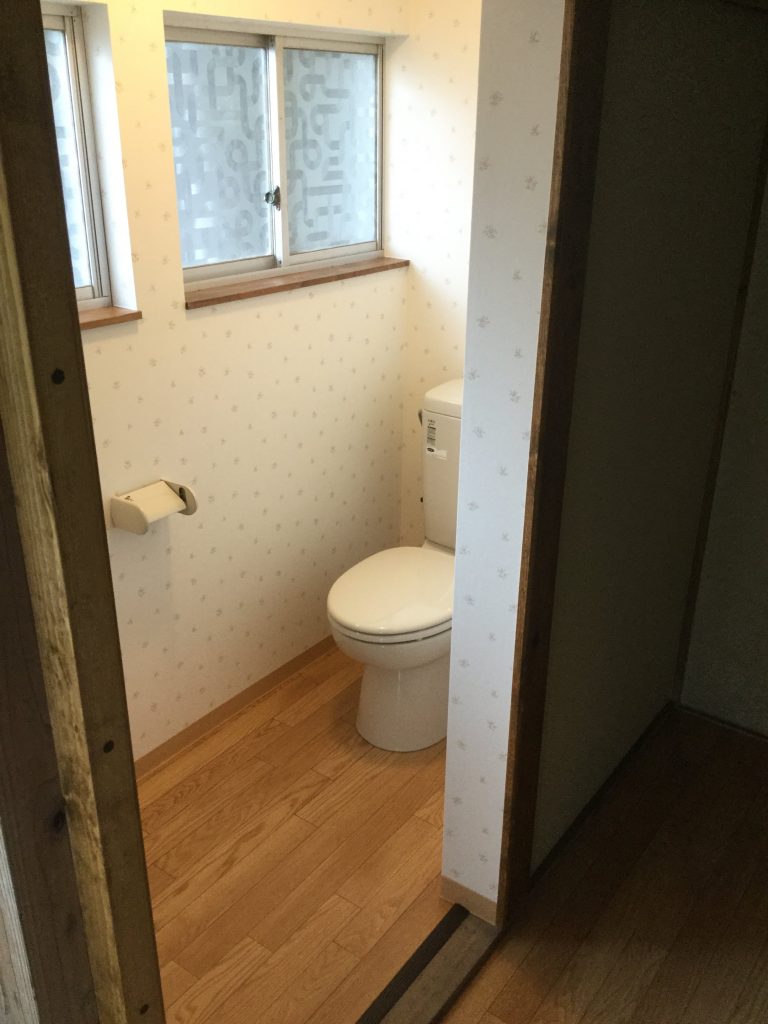 狭く暗かったトイレが明るくなりました