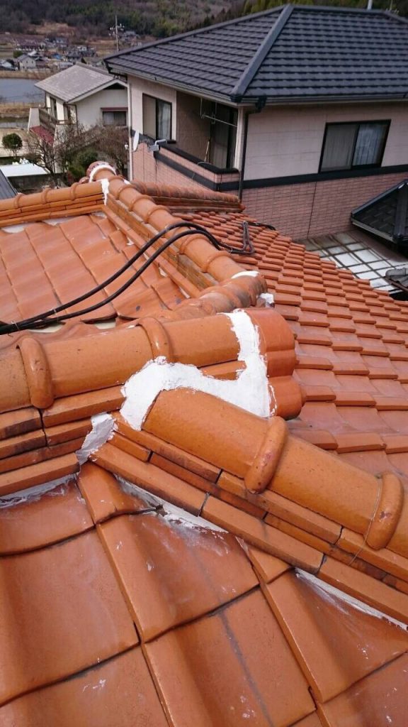 屋根の漆喰補修で雨漏り予防。