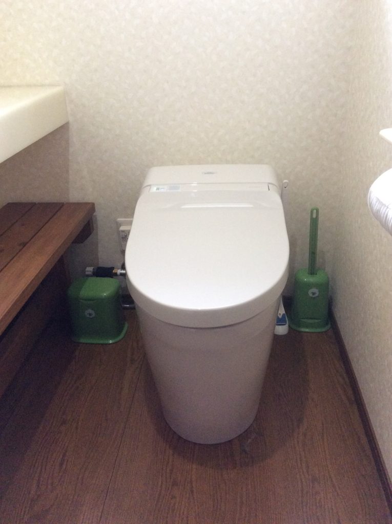 タンクレスのかわいいトイレに。