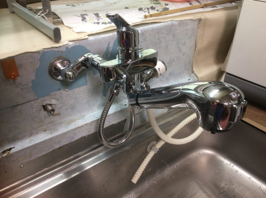 台所の水栓交換。