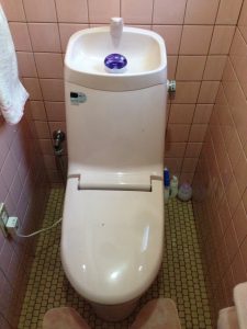 タイルの色と合ったトイレに♪