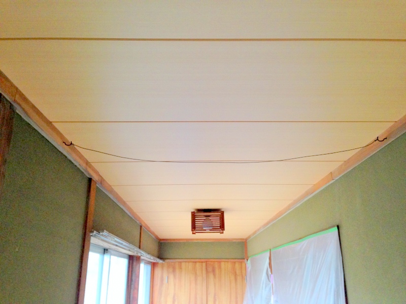 見慣れた廊下も天井が変われば、新鮮な空間に