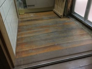 【洗面所リフォーム工事】床の貼り替え＆木枠交換