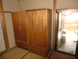 壁から和風な建具に。