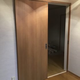 壁から建具取り付け工事