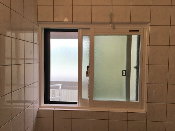 浴室内窓新設、シート工事