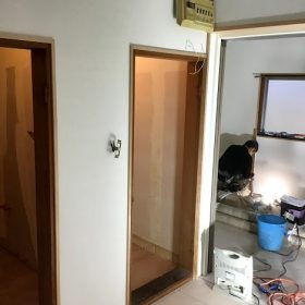 玉島 M様借家リフレッシュ工事 クロスを貼ってます。