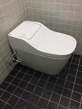 来客の方にも配慮し、洗浄機能のついたトイレに交換されました