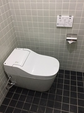 来客の方にも配慮し、洗浄機能のついたトイレに交換されました