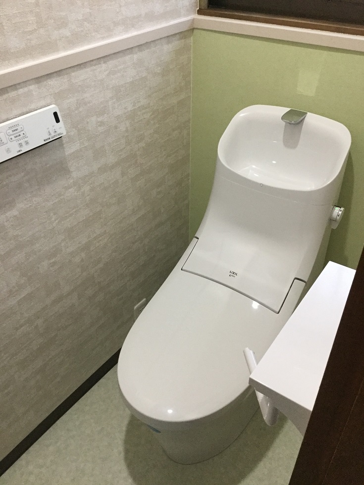 優しい色柄で落ち着くトイレ空間になりました