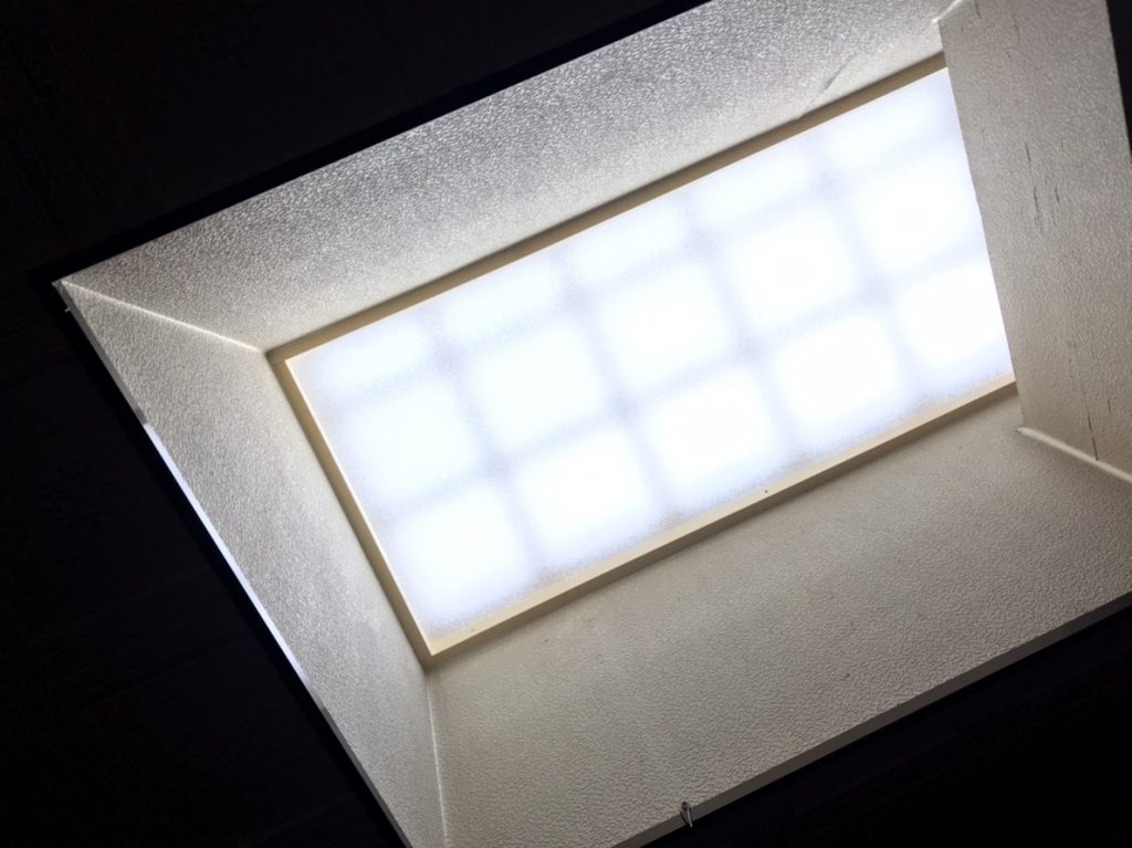倉敷市│【天窓交換】天窓→ガラス瓦に交換し、柔らかな光が入ります。