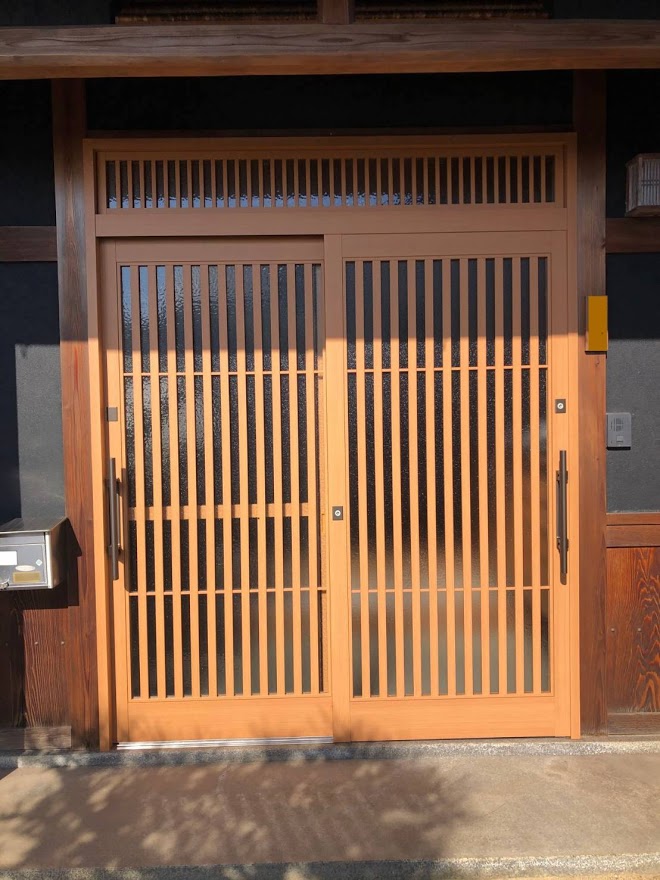木製玄関をアルミの和風玄関にモデルチェンジ！