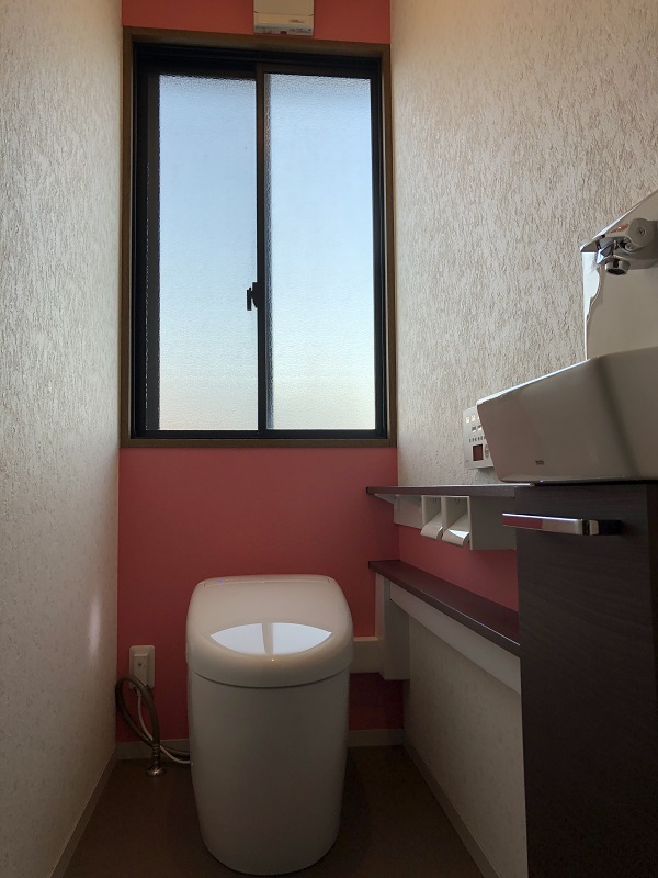 【トイレ工事】ピンクの壁紙がアクセントです