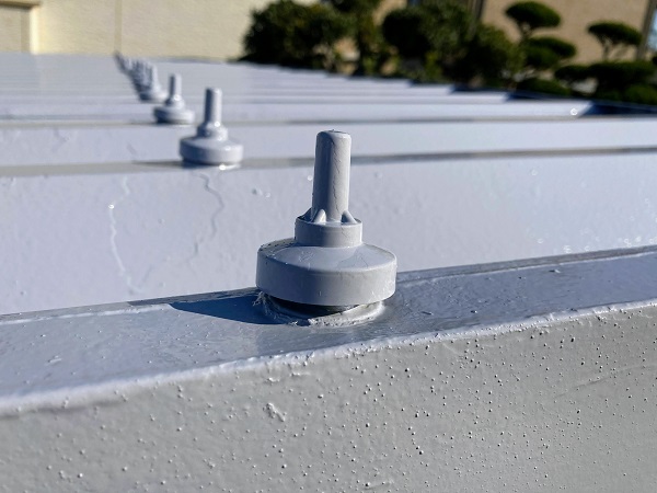 折半屋根のボルトキャップ