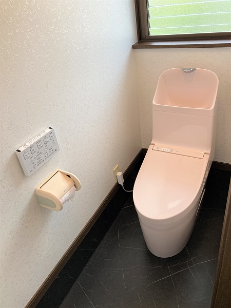 総社市│TOTOトイレ×石目ブラックのクッションフロア×花柄のクロスで、おしゃれなトイレ空間へ