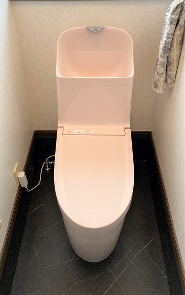 総社市│TOTOトイレ×石目ブラックのクッションフロア×花柄のクロスで、おしゃれなトイレ空間へ