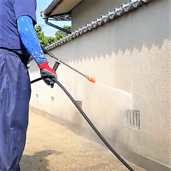 高圧洗浄で頑固な外壁・塀の汚れもスッキリ洗浄！