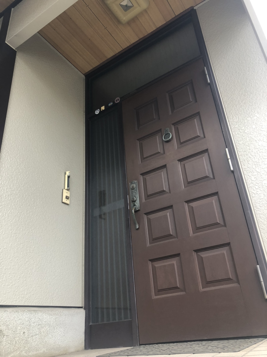 玄関ドア　カバー工法にて交換