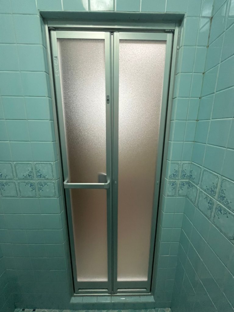 倉敷市｜【浴室ドア工事】折戸に変えてみませんか？