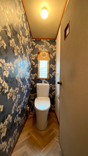 アクセントクロスで華やかなトイレ空間へ！