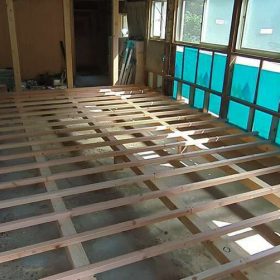 笠岡市　D様邸改修工事　床組みしてます。