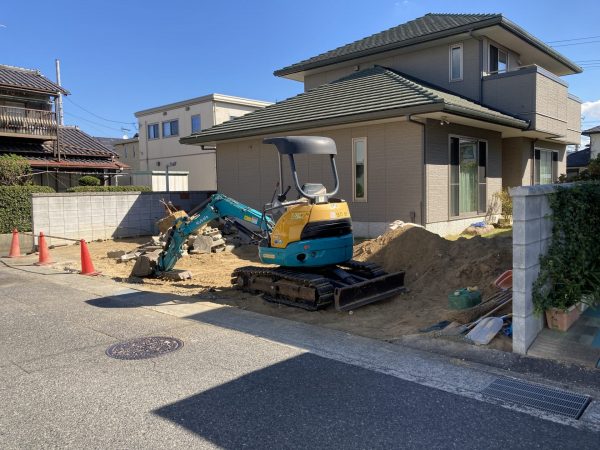 駐車場やり替え工事やってます！！