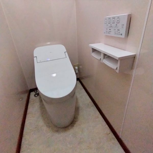 岡山市│トイレ交換工事　パネルで猫のひっかき傷対策！