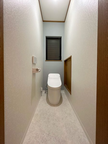 井原市|【トイレリフォーム工事】明るくスッキリしたトイレ空間です！