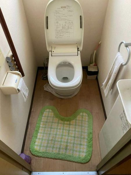 トイレの床フワフワ危険です！