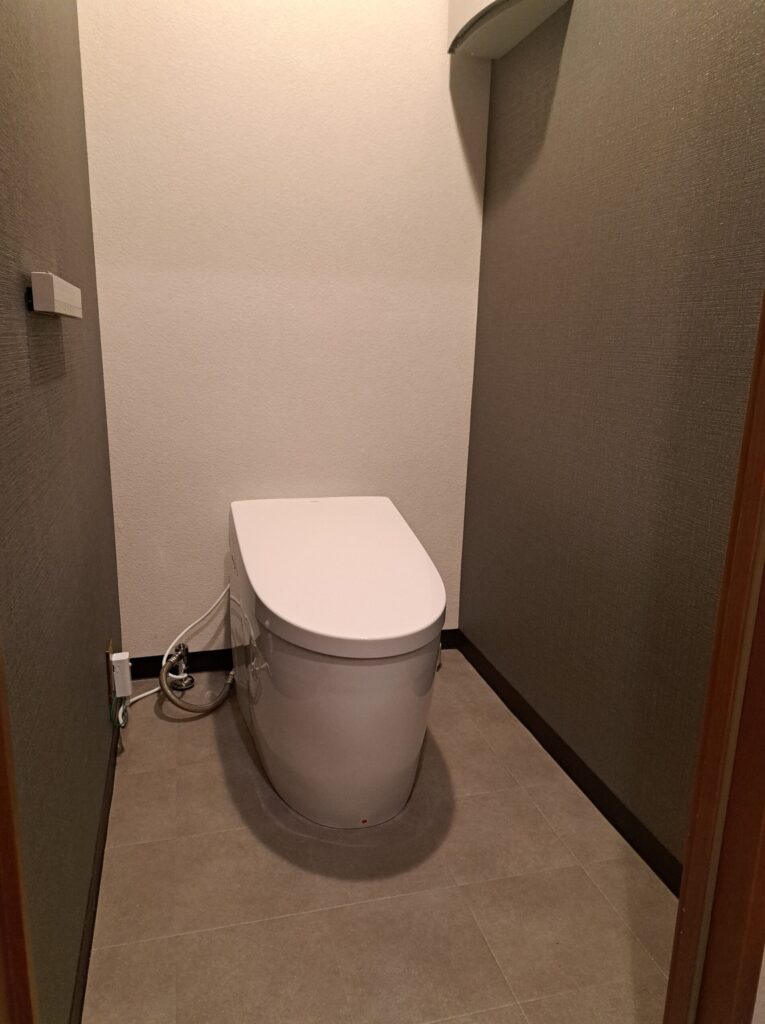 倉敷市｜【トイレリフォーム工事】スタイリッシュなトイレ空間に生まれ変わりました！