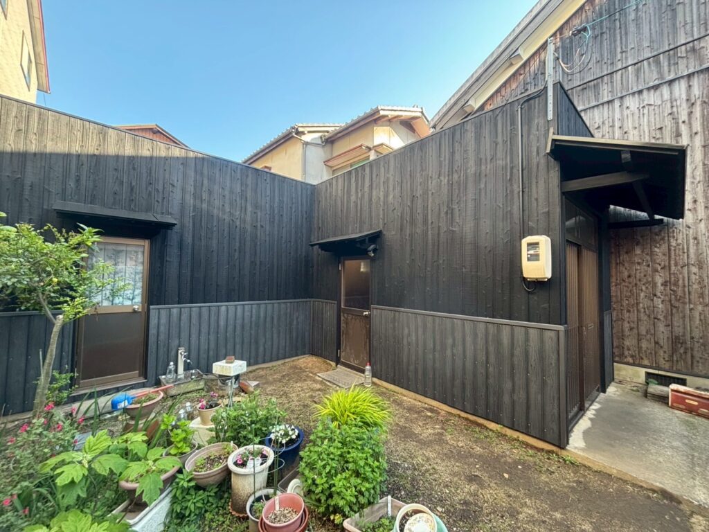 倉敷市｜【外壁工事】焼き板風の板金を貼ってイメージチェンジしました！
