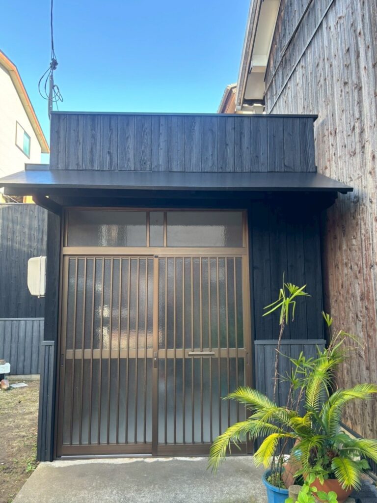 倉敷市｜【外壁工事】焼き板風の板金を貼ってイメージチェンジしました！