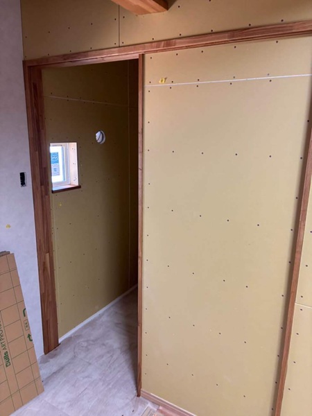 総社市で洋室の改修をしています！