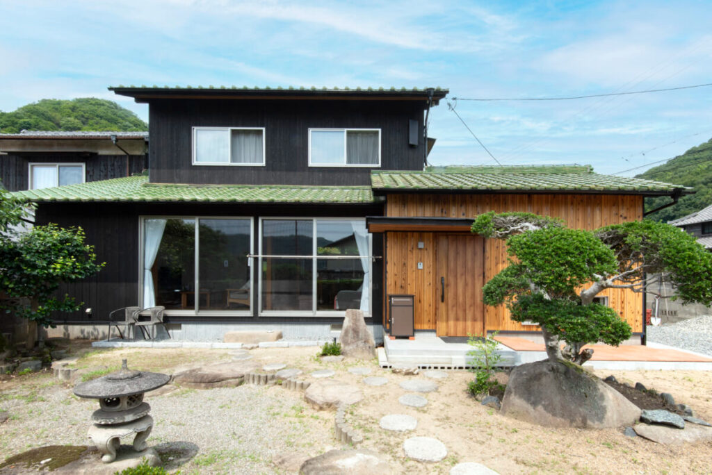 住み替え先は“実家の離れ”。人が集う土間のある暮らし