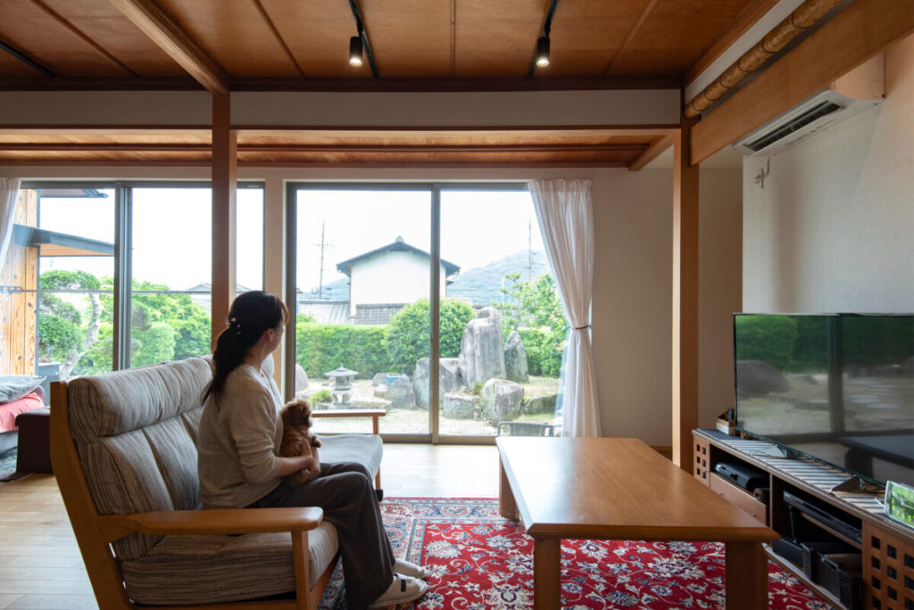 住み替え先は“実家の離れ”。人が集う土間のある暮らし