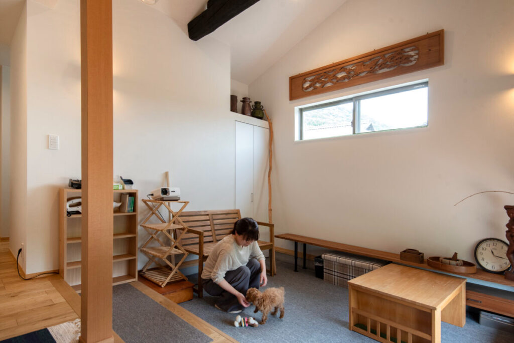 住み替え先は“実家の離れ”。人が集う土間のある暮らし