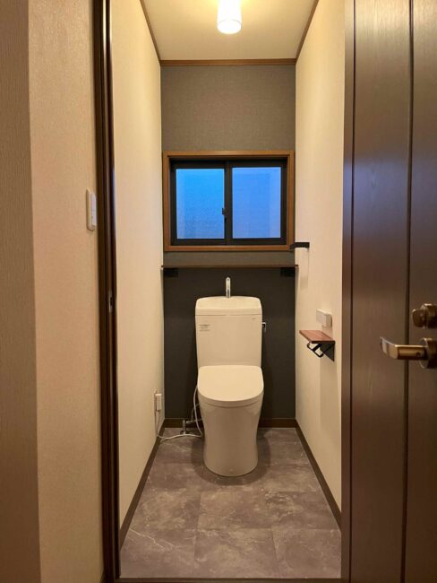 トイレ交換と同時に内装も！