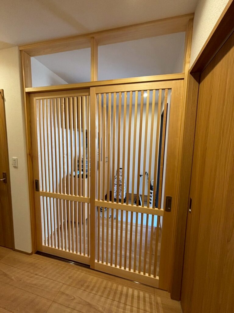倉敷市｜【建具工事】猫ちゃんが脱走しないための格子ドアをつけました！