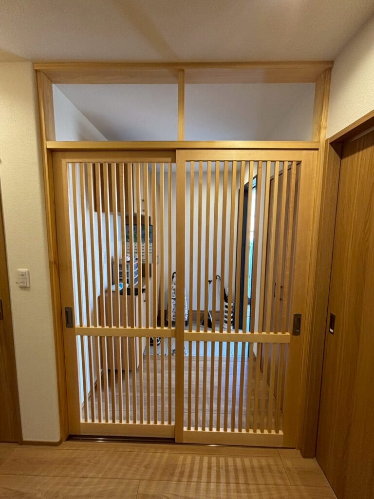 倉敷市|【建具工事】猫ちゃんが脱走しないための格子ドアをつけました!