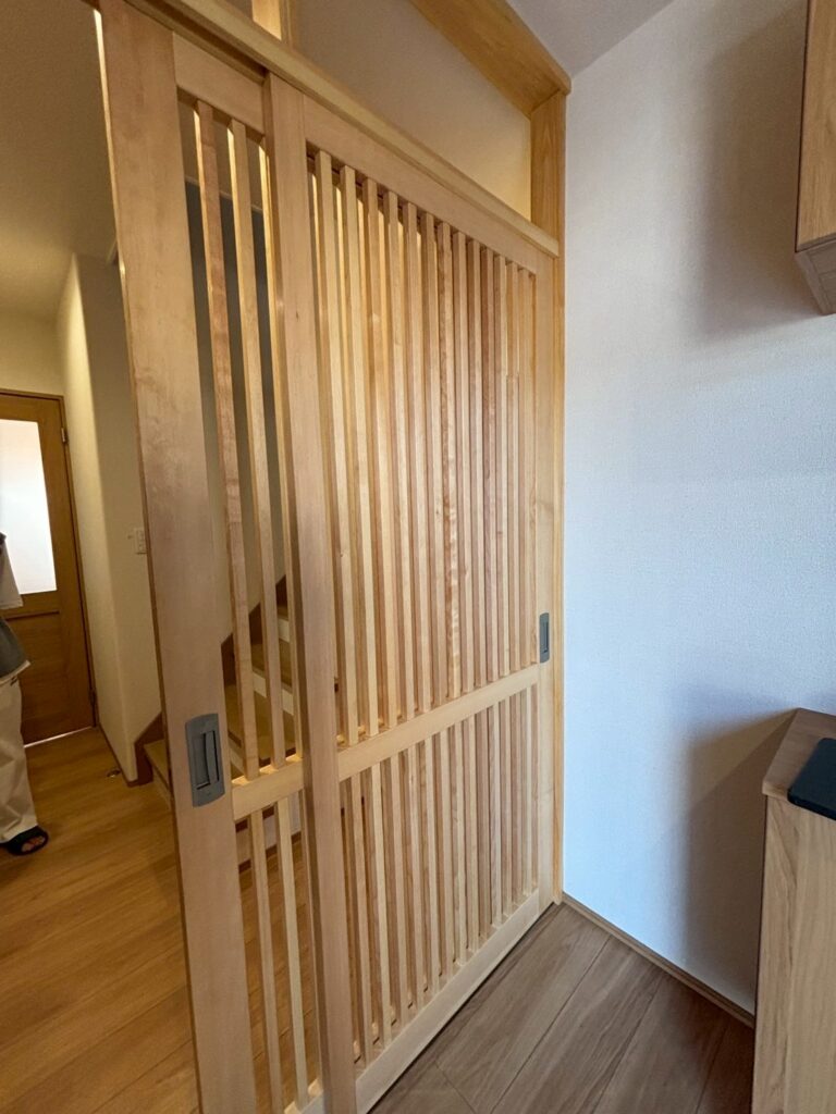 倉敷市｜【建具工事】猫ちゃんが脱走しないための格子ドアをつけました！