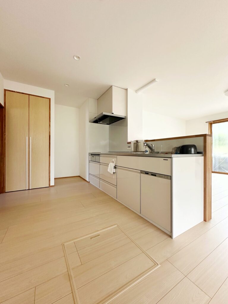 笠岡市｜料理中も安心！リビングで遊ぶお孫さんの笑顔が見える対面キッチン