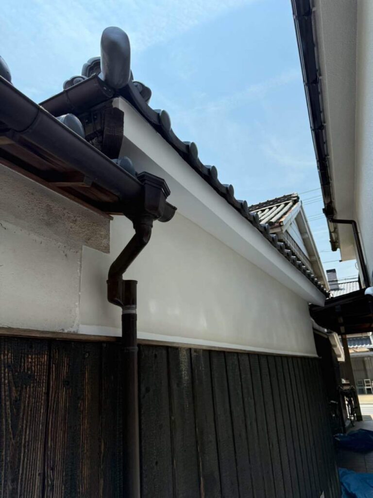 岡山市 | ぽろぽろ剥がれる漆喰を再塗装!美しい壁を取り戻しました
