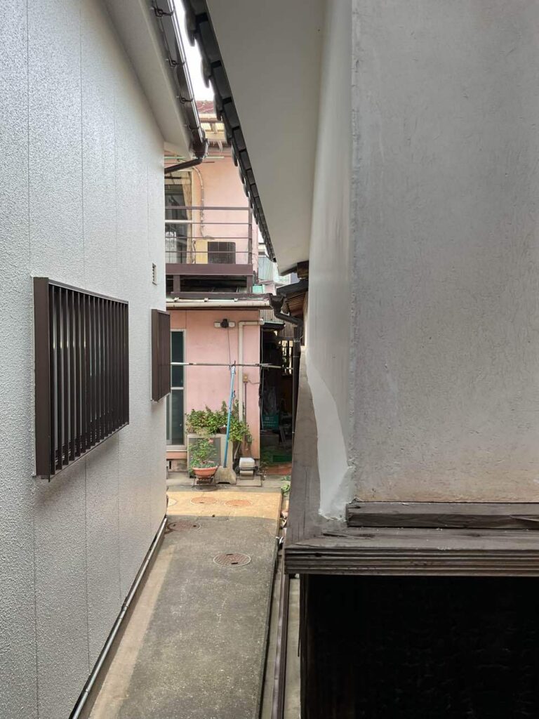 岡山市 | ぽろぽろ剥がれる漆喰を再塗装！美しい壁を取り戻しました