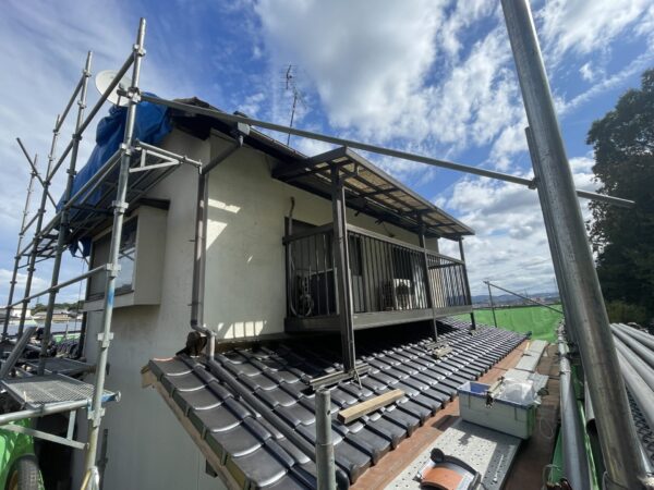 瓦交換・外壁塗装工事が進行中です!