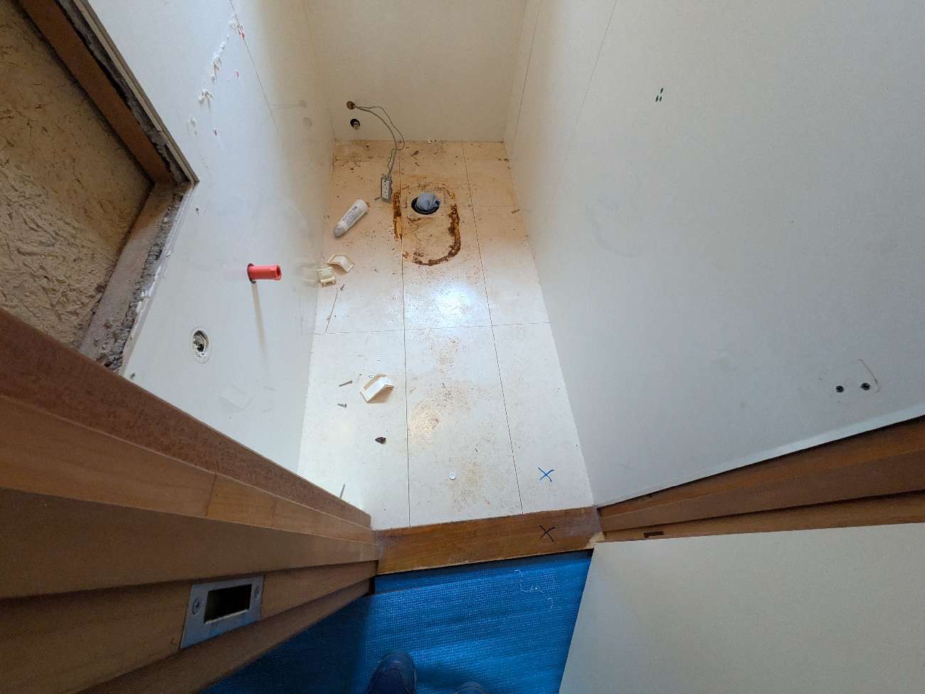 水まわりリフォームの解体工事が着工しました。①