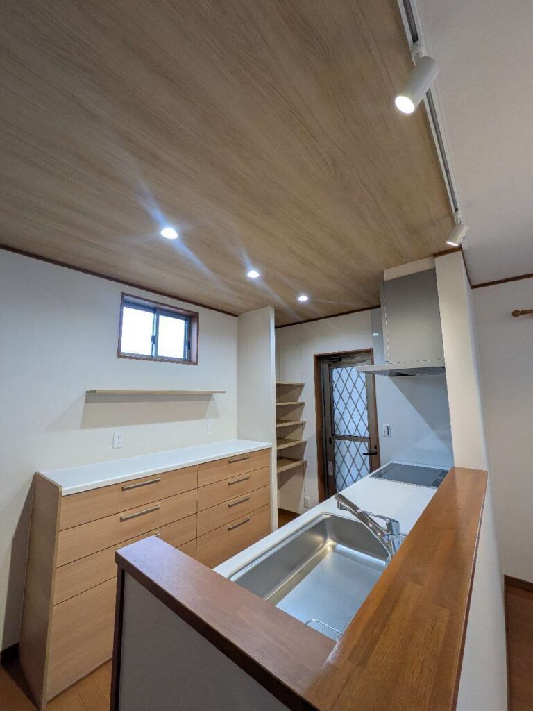 倉敷市 | 照明と素材で生まれ変わる、キッチンのセンスアップリフォーム