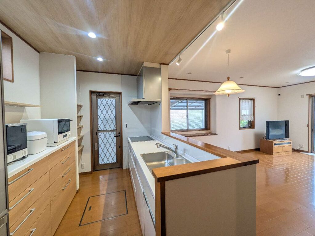 倉敷市 | 照明と素材で生まれ変わる、キッチンのセンスアップリフォーム