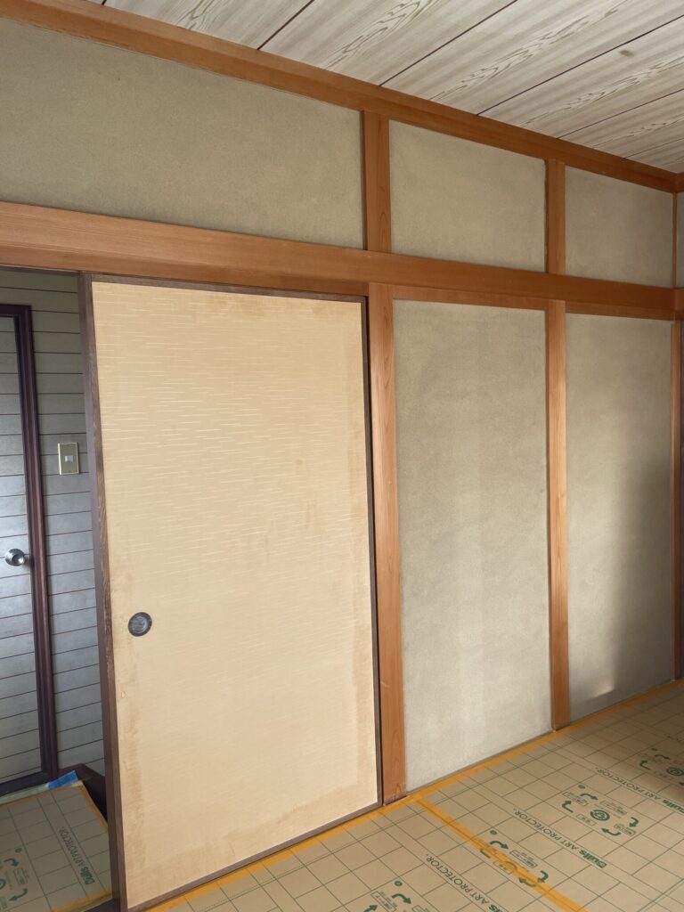 倉敷市|土壁の風合いを受け継ぐ、真壁クロス仕上げる和室リフォーム