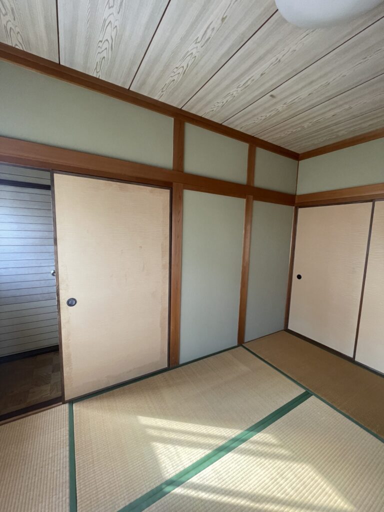 倉敷市｜土壁の風合いを受け継ぐ、真壁クロス仕上げる和室リフォーム